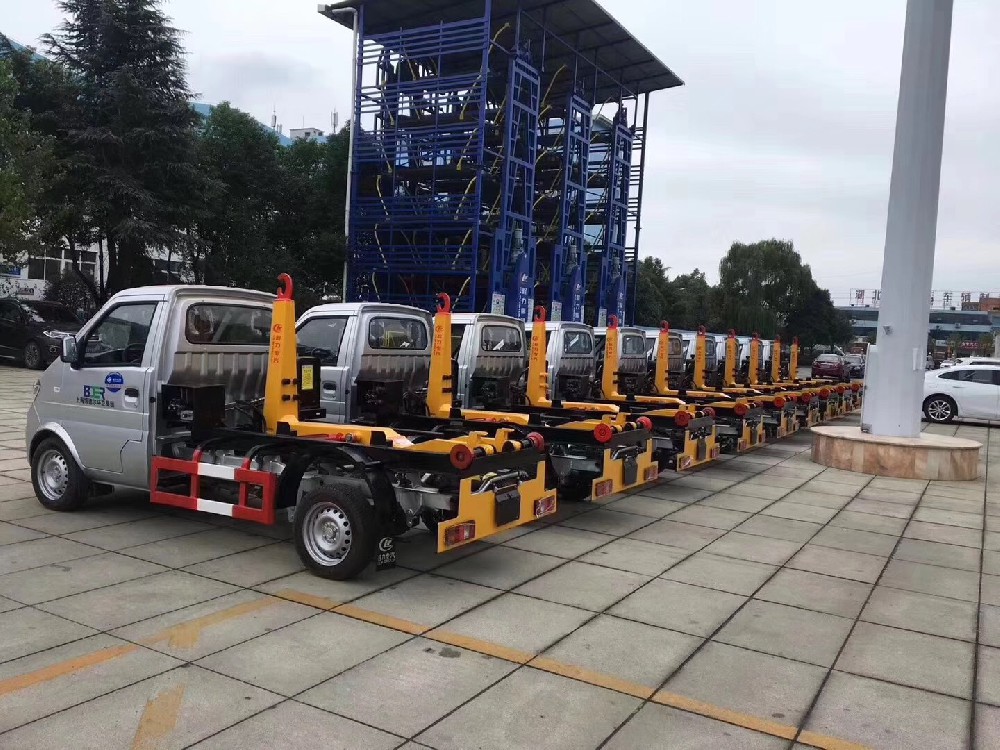 程力發(fā)往上海10臺東風(fēng)小康掃車廂可卸式垃圾車案例