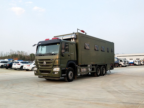 重汽后雙橋擴(kuò)展式宿營車介紹