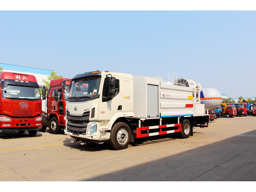 柳汽乘龍M3霧炮車(國(guó)五11.3立方/50-100米霧炮)